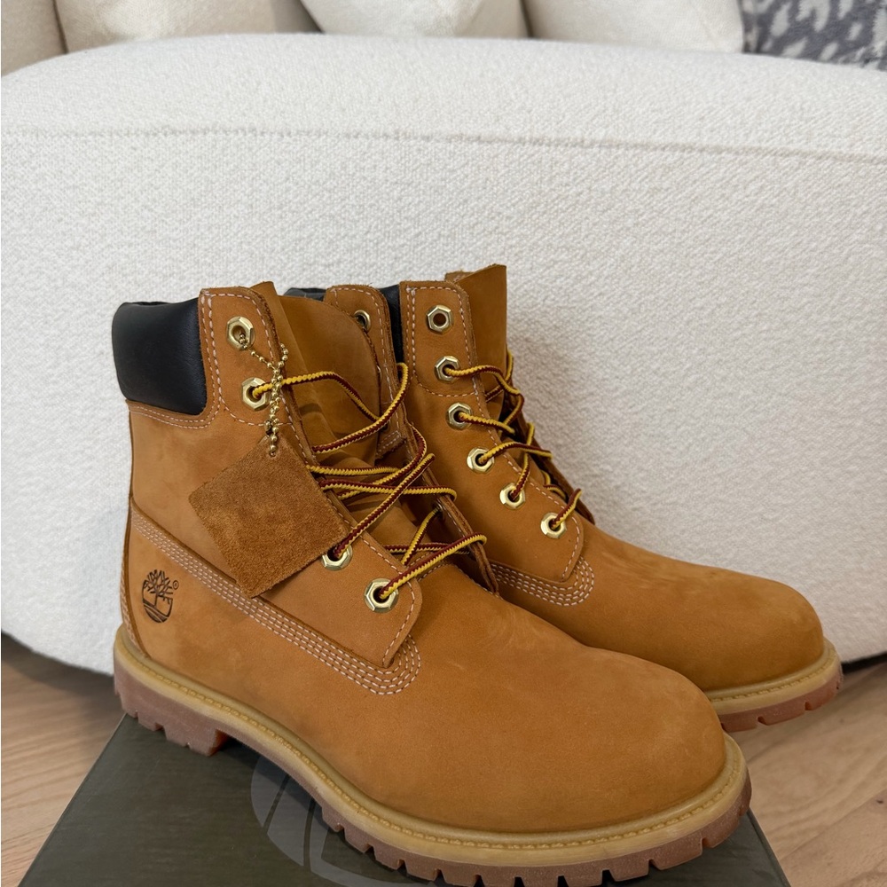 Timberland 6” Premium Wheat Nubuck Boots Size 8.5